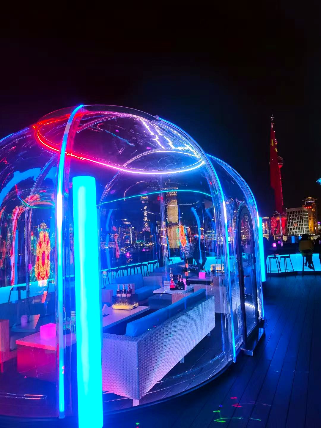 Frameless polycarbonate dome exterior